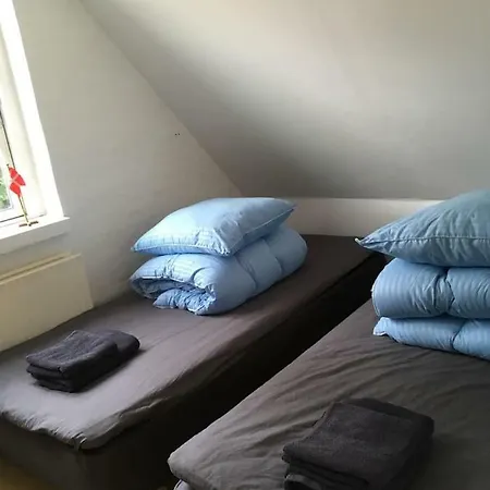 Ro I Skoven - Men Taet Pa Byen *