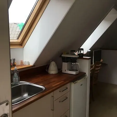 Ro I Skoven - Men Taet Pa Byen