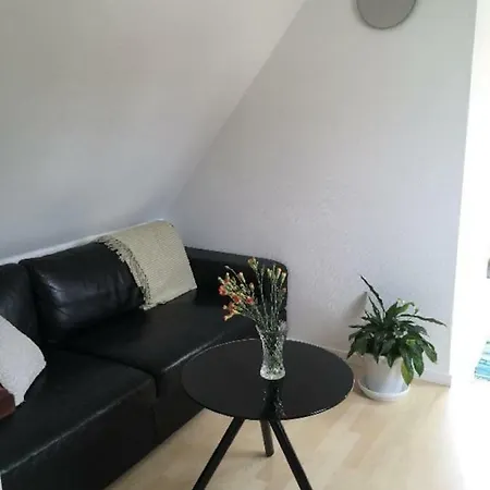 Ro I Skoven - Men Taet Pa Byen