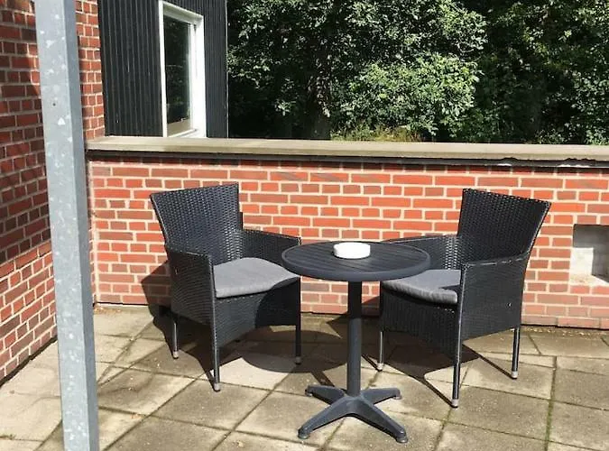 Ro I Skoven - Men Taet Pa Byen Варде